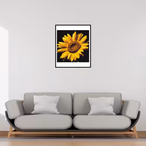 Tableau tournesol en pixel art accroché à un mur